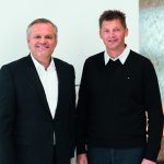 (v.l.) Andreas Engelhardt, persönlich haftender Gesellschafter von Schüco, und Alex Brand als zukünftiger CEO der Soreg AG konzentrieren sich gemeinsam auf den Vertrieb und die Vermarktung von High-End-Schiebesystemen.