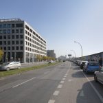 In direkter Nachbarschaft der Mercedes Mercedes-Benz Arena und der Mercedes Vertriebszentrale entstehen auf dem neuen Zalando-„Campus“ bis 2018 zwei weitere Gebäude des neuen Zalando-Headquarters.