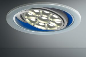 Akzentuierung - schwenkbarer LED Strahler mit kardanischer Einheit und wählbarer LED Farbkorona.