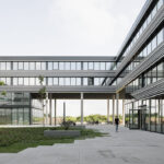 Das Weitblick-Gebäude mit modernen Arbeitswelten bildet den ersten Stadtbaustein des entstehenden Innovationsparks in Augsburg.