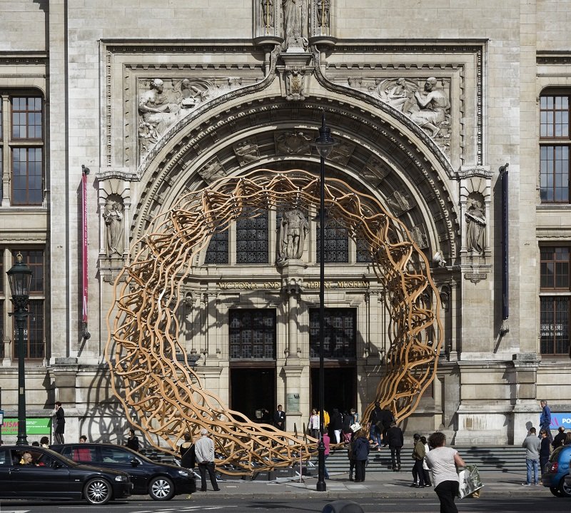Fertigstellung der Red Oak Installation „Timber Wave“ in  London