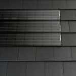Das Photovoltaik-System Solesia Kapstadt integriert sich harmonisch in die geradlinige Dacheindeckung mit dem neuen Eternit Dachstein Kapstadt.