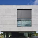 Etercolor Fassadentafeln von Eternit erzeugen mit der geschliffenen Oberfläche und dem eleganten Farbspiel eine einzigartige natürliche Lebendigkeit auf der Fassade.