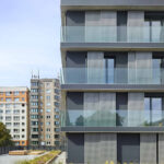 Nach Plänen von TCHOBAN VOSS Architekten entstand der neue zwölfgeschossige Wohnturm der OXO Apartments in Berlin-Mitte.