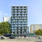 Nach Plänen von TCHOBAN VOSS Architekten entstand der neue zwölfgeschossige Wohnturm der OXO Apartments in Berlin-Mitte.