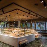 Akustikdecke RAW unterstreicht Behaglichkeit in Bäckerei-Café