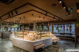 Akustikdecke RAW unterstreicht Behaglichkeit in Bäckerei-Café