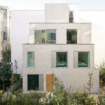 BATEK ARCHITEKTEN hat für Berlins Mitte einen Neubau fertiggestellt, mit zwei Wohneinheiten in einem typischen Berliner Innenhof.