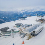 Die neuen Stationen Olang I+II betten sich mit ihrer transparenten Struktur harmonisch in die Umgebung der Südtiroler Berge ein.