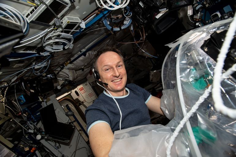 Astronaut stellt erstmals Beton im All her