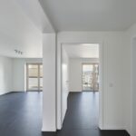 In den modern ausgestatteten Wohnungen kommt der umweltgerechte DLW Linoleumbelag „Marmorette“ in der Farbe „Ash Grey“ zum Einsatz.