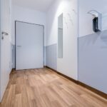 Klinikum Bochum: In den Bettenzimmern wurde der Kompaktbelag Taralay Impression Compact mit dem authentischen Holzdesign „Walnut Brown“ verlegt.