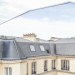 Edelstahl Oberfläche als Spiegel auf der Hofseite des Fouquet's
