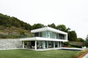 Panoramablick am Comer See: Luxusvilla vereint moderne Architektur und natürliche Materialien