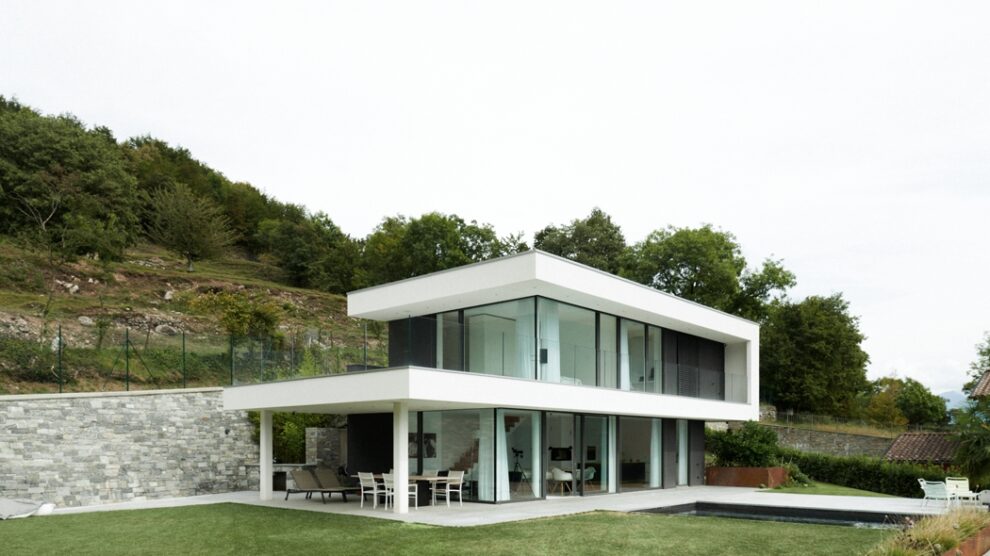 Panoramablick am Comer See: Luxusvilla vereint moderne Architektur und natürliche Materialien