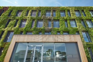 Naturinklusives Bürogebäude mit grüner Fassade