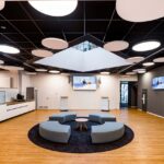 Innenräume Volksbank Kurpfalz, Sanierung mit effizienten Deckensystem für moderne Finanzräume und Raumakustik
