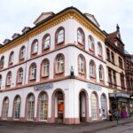 Außenansicht Volksbank Kurpfalz, Sanierung mit effizienten Deckensystem für moderne Finanzräume
