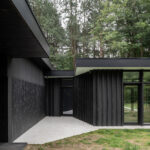 Das Haus BPB des belgischen Architekten David Bulckaen verwandelt einen Bungalow aus den 1960er Jahren in ein dunkles, geheimnisvolles und modernes Haus, das von dem Film 