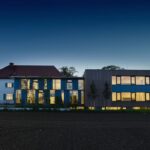 Das neue Kinderhaus in Argelsried besteht aus einer harmonischen Kombination von saniertem Altbau und zeitgemäßem Neubau in Holzbauweise.
