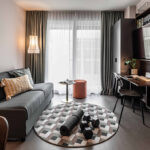 Wohlfühl-Atmosphäre garantiert: Die wohnlich eingerichteten Hotelzimmer bieten erstklassigen Komfort – auch dank der stylischen Linoleumbeläge.