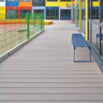 Bunter Außenbereich Grundschule Köln mit WPC Dielen