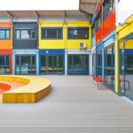 Bunter Außenbereich Grundschule Köln mit WPC Dielen