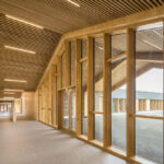 HEMAA Architectes und Hesters Oyon schufen den Neubau der Les Coteaux Fleuris Schule, der schon für zukünftiges Wachstum vorbereitet ist.