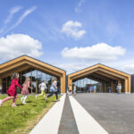 HEMAA Architectes und Hesters Oyon schufen den Neubau der Les Coteaux Fleuris Schule, der schon für zukünftiges Wachstum vorbereitet ist.