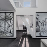 Kitzig Design Studios sanierten eine Stadtvilla in Düsseldorf und schufen Büros mit minimalistischem Design gepaart mit modernster Technik.
