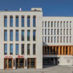 Stadtloggia und Fensterrahmen aus Holz Rathaus Bernau