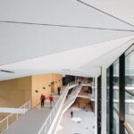 Das Dach des neuen DFB-Campus, aus Form unterschiedlich großer und geneigter Dreiecke widerspiegelt die Faltdachhaut des Gebäudes.