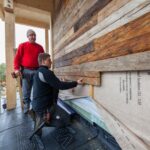Fachmännisches Anbringen der Altholzfassade auf Knauf Gipsplatten
