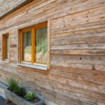 Außenansicht der Holzfassade des Hotels – die Fassade besteht aus Altholz