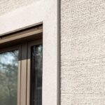 Saubere Anschlüsse an die Fensterfaschen, angefertigt aus Fensterprofilen. Die glatten Fensterumrandungen bilden schöne Kontraste zum rauen handwerklichen Besenstrich-Oberputz.