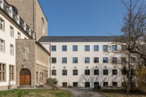 Besenstrich verbindet – Energetische Fassadensanierung Egbert-Gymnasium Münsterschwarzach
