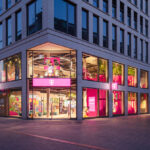Der Hamburger Telekom Shop von Lepel & Lepel wandelt sich zu einer Marken-Erlebniswelt mit starkem regionalem Bezug.