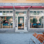 Im malerischen Potsdam Babelsberg entstand eine zauberhafte neue Café- und Weinbar rund um ein Wandbild nach Plänen von raumdeuter.