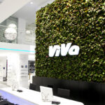 Vertikalbegrünung mit Logo Viva Zares