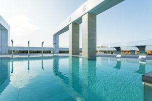 Großformatige Keramikfliesen verleihen Pool-Landschaft eine großartige Wirkung | Hotel Olympus Palace