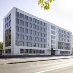 Richtungsweisend: Das Platinum in Wiesbaden verfügt über ein ausgefeiltes Energiekonzept: Aufs Jahr betrachtet wird durch den Gebäudebetrieb mehr regenerative Energie erzeugt als verbraucht.