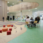 Referenzprojekt Bildungszentrum EUC Lillebælt - Dänemark mit Linoleumböden von Tarkett. Ansicht der Aula
