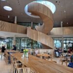 Zentrale Wendeltreppe aus zwölf Tonnen Holz | Rapunzel Naturkost Besucherzentrum