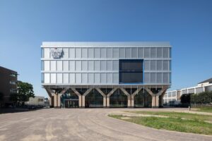 Fassadensystem mit integrierten Sonnenschutz Schüco College Niederlande