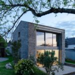 Gartenansicht Atelierhaus mit großer Fenster-Panoramaöffnung