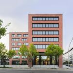 Die beiden Büroneubauten LEO & ALEX von Tchoban Voss entstanden auf zwei unbebauten Grundstücken an der Bornitzstraße in Berlin Lichtenberg.