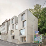Auf einem steilen Hanggrundstück in Stuttgart haben VON M zwei identische Wohnhäuser entworfen, die besonders flexible Grundrisse bieten.