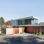 Weber + Hummel Architekten planten für eine junge Familie in Hanglage von Gerlingen eine Villa auf drei Ebenen.
