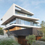 Weber + Hummel Architekten planten in Hanglage von Wiesbaden eine Villa auf vier Ebenen inmitten dichter Natur.