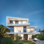 Weber + Hummel Architekten planten in Hanglage von Wiesbaden eine Villa auf vier Ebenen inmitten dichter Natur.